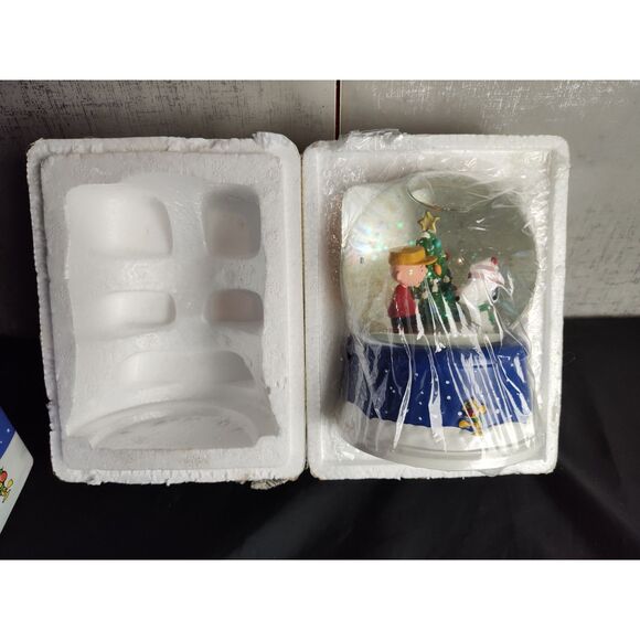 Hallmark Peanuts 50th Anniversary Musical Snow Globe - Picture 7 of 7